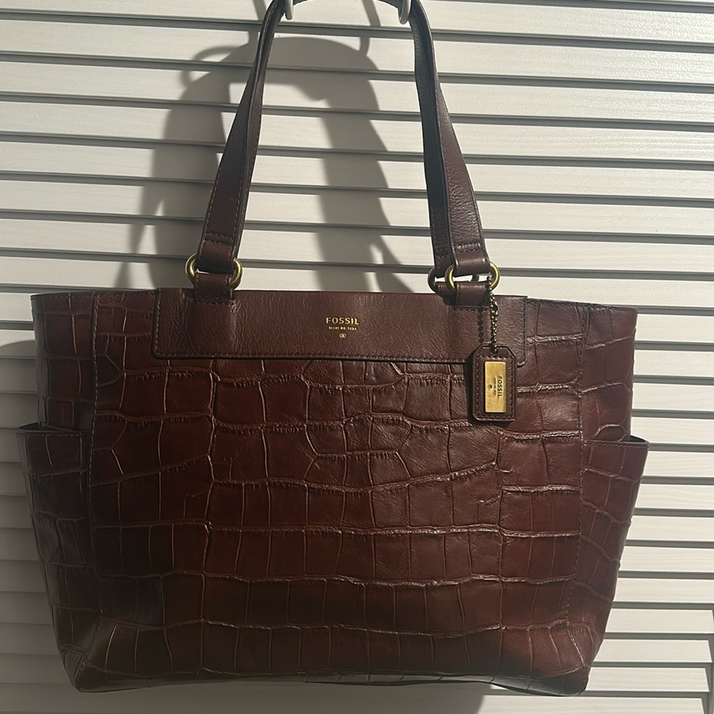 EUC Fossil Croco Embossed Leather Tote with Side Slip Pockets and Hangtag.